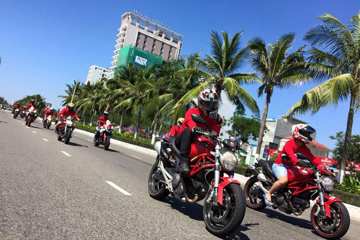 Trong buổi sáng ngày 29/6, hàng chục chiếc Ducati đã làm náo động thành phố biển với màn diễu hành qua các tuyến phố trung tâm với trang phục đỏ rực.