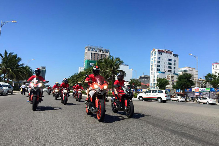 Ducati Việt Nam và CLB Ducati Hà Nội cũng xuất trận trong sáng nay 29/6 với Sự kiện Lái thử các dòng xe danh tiếng của Ducati dành cho giới yêu môtô tại Đà Nẵng.