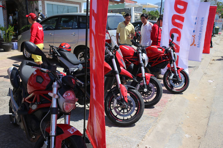 Giới yêu môtô toàn quốc tham dự Đại hội môtô tại Đà Nẵng cũng đã đến đăng ký để tự mình trải nghiệm sự linh hoạt, mạnh mẽ và các tính năng ưu việt của những phiên bản Ducati mới nhất vừa ra mắt.