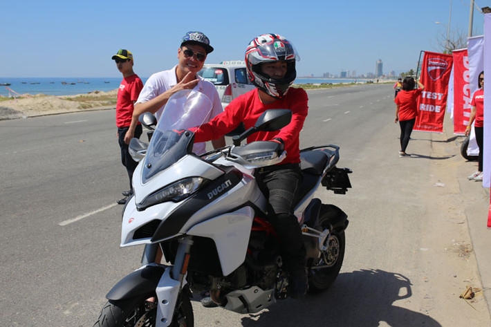Một khách hàng chuẩn bị lái thử Ducati Multistrada 2015.