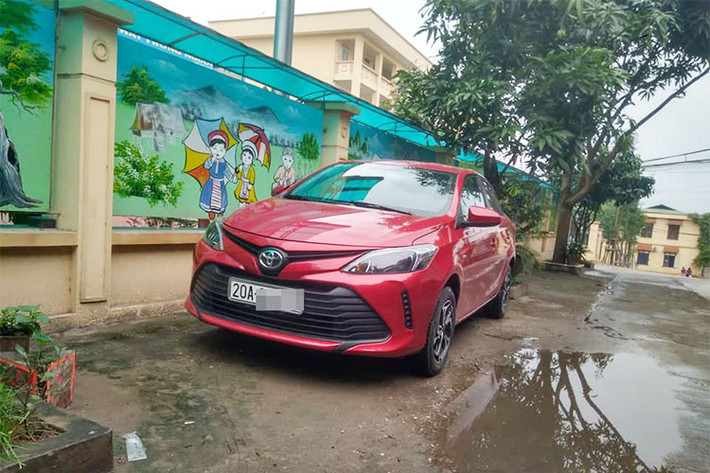 Một chiếc xe Toyota Vios 2018 bản nâng cấp được bắt gặp tại Thái Nguyên và đã ra biển trắng bất ngờ xuất hiện trên mạng xã hội. Xe được sơn ngoại thất màu đỏ và có thiết kế hoàn toàn khác so với phiên bản đời cũ đang được phân phối chính hãng và "làm mưa, làm gió" tại thị trường Việt Nam.