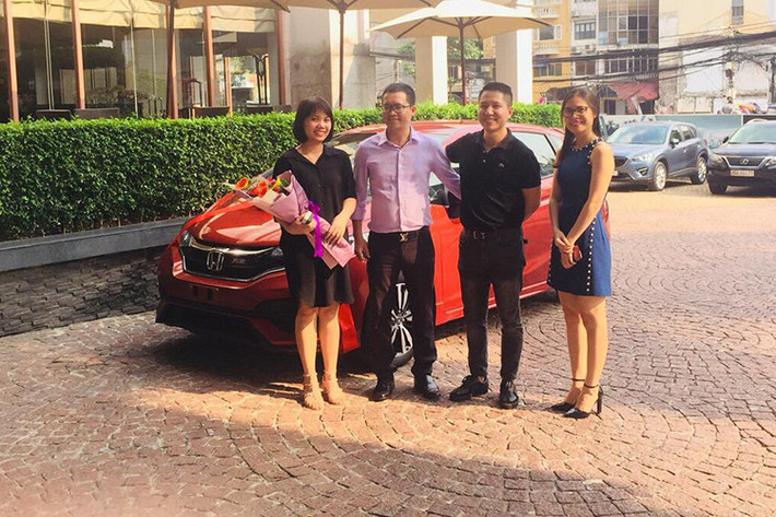 "Anh quyết định dành tặng cô Thuận món quà này để đánh dấu khoảng thời gian hơn 10 năm đã gắn bó với công ty. Anh muốn thay công ty gửi lời cảm ơn em đã dành cả tuổi xuân cho công ty. Thật sự, anh rất trân trọng em, anh muốn các bạn gắn bó với công ty giống như Thuận", vị giám đốc chia sẻ với các nhân viên công ty trước khi trao chìa khóa xe cho nữ nhân viên.
