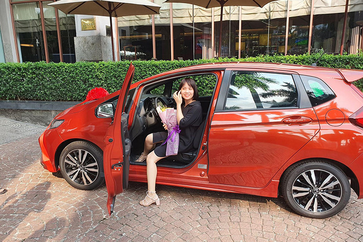 Qua tìm hiểu của PV được biết, nữ nhân viên may mắn được sếp tặng ôtô Honda Jazz làm quà sinh nhật là chị Nguyễn Thị Thuận (SN 9/9/1986, nhân viên Công ty TNHH xuất nhập khẩu Vietgo). Lý do nữ nhân viên nhận được món quà có giá trị vô cùng to lớn và ý nghĩa bởi chị này đã có 11 năm gắn bó với công ty.