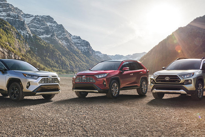 Toyota Rav4 hoàn toàn mới sẽ cạnh tranh trực tiếp với các đối thủ cùng phân khúc như; Honda CR-V, Nissan Rogue hay Ford Escape. Xe sẽ được bán ra tại thị trường ôtô Mỹ vào Canada vào cuối năm nay, phiên bản Rav4 hybrid của mẫu xe này dự kiến sẽ ra mắt đầu năm sau.