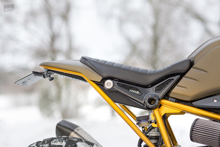 Ronna và xưởng độ xe Unique Custom Cycles chỉ có 3 tuần thực hiện trước kì triển lãm môtô Thụy Điển tại Gothenburg. Mở đầu, anh ấy thay trục láp lấy từ chiếc R Nine T Scrambler sang. “Nó sẽ tạo phong cách thể thao và gọn nhẹ hơn cho phần đuôi”, Ronna nói.