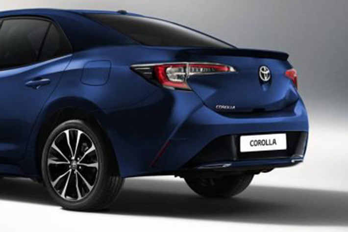 Về thiết kế, Corolla 2019 bản sedan không khác nhiều bản hatchback. Hình ảnh rò rỉ trên mạng cho thấy 2/3 chiếc sedan được thiết kế giống hatchback. Chỉ 1/3 phía sau được kéo dài hơn cho phần cốp đựng.