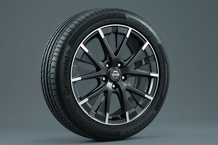 Ngoài ra, bộ vành mới 18 inch 5 chấu kép với thiết kế hai màu mới và đi kèm lốp Continental ContiSportContact 5 bọc bên ngoài cũng góp phần giúp tăng vẻ thể thao cho ngoại hình của Nissan Leaf Nismo.