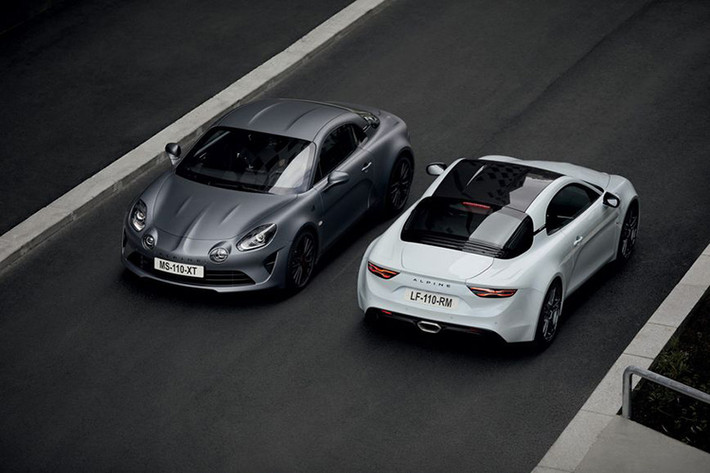 Theo kỹ sư trưởng của Alpine, Jean-Pascal Dauce, A110S còn khác biệt với A110 nhờ tính thể thao cao hơn, thiết lập khung gầm của A110S giúp tạo ra một chiếc xe thể thao rất tập trung vào khả năng hiệu suất. Ông cũng nói rằng độ ổn định ở tốc độ cao và độ xử lý chính xác cao cũng là hai trong số những điểm để phân biệt A110S.