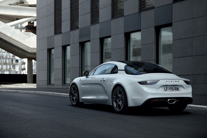 Sức mạnh của Alpine A110S đến từ khối động cơ tăng áp 1.8 lít 4 xi-lanh, đặt giữa, sản sinh công suất 288 mã lực và mô-men xoắn cực đại 320Nm, kết nối với hộp số ly hợp kép 7 cấp và hệ dẫn động cầu sau.