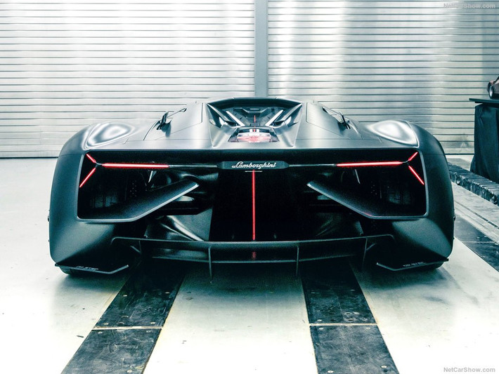 Chiến lược tạo ra những chiếc siêu xe với hiệu suất tối ưu, Lamborghini thực hiện cách mạng hóa công nghệ lưu trữ năng lượng, loại bỏ pin thông thường và nghiên cứu khả năng của các máy siêu tụ điện để trang bị cho Lamborghini Terzo Millennio.