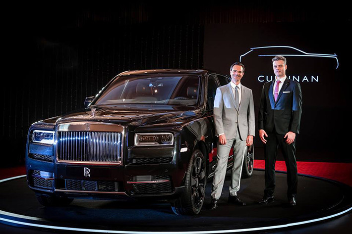 Cullinan được hãng xe sang Rolls-Royce đặt tên theo viên kim cương thô lớn nhất từng được khai thác vào năm 1905, được định giá hơn 2 tỷ USD và còn có tên gọi khác là “Ngôi sao Nam Phi”. Rolls-Royce không hề nói Cullinan là một chiếc SUV – Sport Utility Vehicle, thay vào đó, họ gọi nó là chiếc “xe gầm cao” (high-bodied car) với lý giải rằng mọi chiếc SUV trên thị trường đều có thiết kế “two-box".