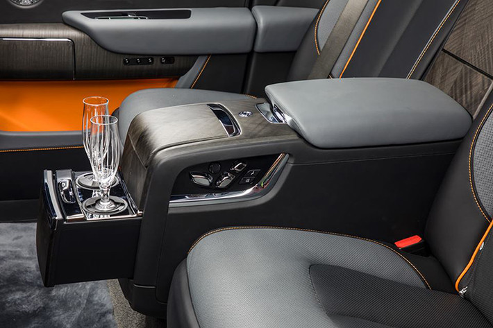 Không gian chứa đồ của Rolls-Royce Cullinan Cullinan mới có thể tích len tới 560 lít nếu mang theo tùy chọn 2 ghế ngồi phía sau, và 600 lít nếu được tháo ra. Cullinan là mẫu Rolls-Royce đầu tiên trong lịch sử có hàng ghế thứ 2 có thể gập xuống, tạo ra tổng dung tích 1.930 lít.