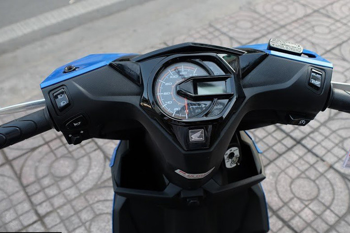 Trên mẫu xe này, đáng tiếc nó vẫn chưa được trang bị hệ thống chìa khoá thông minh smartkey cua Honda như từng xuất hiện trên hầu hết các mẫu xe tay ga tại Việt Nam hiện nay. Phía trước người lái ở được trang bị nhiều tiện ích mới mẻ như hộc để đồ, móc treo...