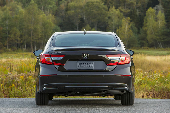 Riêng bản Touring cao cấp nhất của Honda Accord 2019 sẽ có hệ thống viễn tin HondaLink, cho phép người lái khóa cửa và mở cửa từ xa bằng điện thoại thông minh sử dụng hệ điều hành Android hoặc iOS. Ứng dụng trên điện thoại này còn giúp người lái cập nhật những thông tin như lượng xăng tiêu thụ, xăng còn trong bình và thời gian thay dầu.
