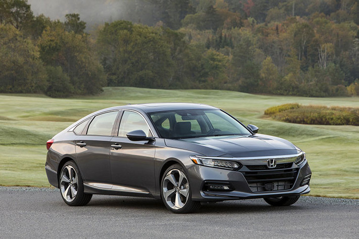 Theo kế hoạch, Honda Accord 2019 sẽ được bán ra tại thị trường Mỹ ngày từ đầu tháng 11/2018 này. Giá bán Honda Accord mới dao động từ 23.720 - 35.950 USD, chưa bao gồm chi phí vận chuyển và giao xe. So với 2 đối thủ cùng phân khúc là Toyota Camry và Nissan Altima, Honda Accord 2019 có giá khởi điểm thấp hơn một chút, nhằm tạo lợi thế cạnh tranh.