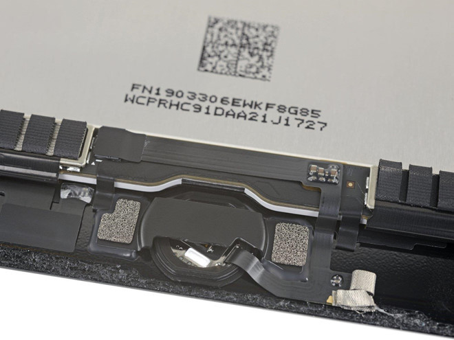iPad mini mới vẫn sử dụng cảm biến vân tay Touch ID. Cảm biến này được cố định với rất nhiều keo, do vậy khó thay thế hơn nhiều so với những chiếc iPhone gần đây.