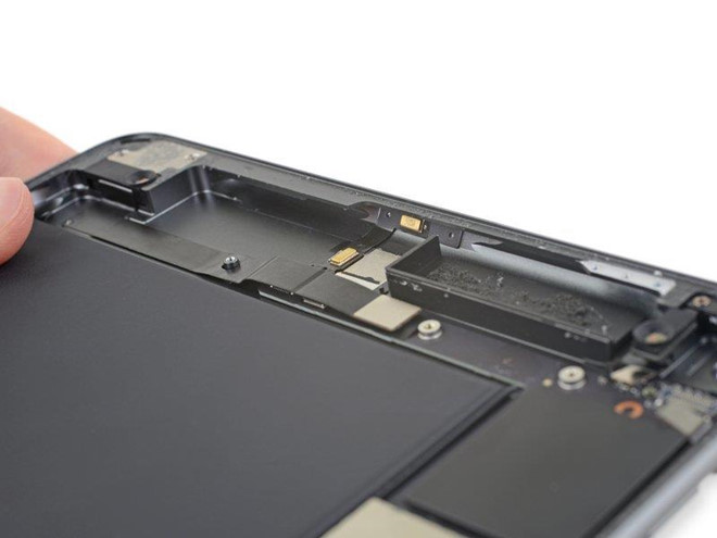 Micro của iPad mini mới đã được chuyển sang đặt ở phía trên, cạnh camera selfie, có lẽ để thu tiếng tốt hơn khi gọi điện thoại.