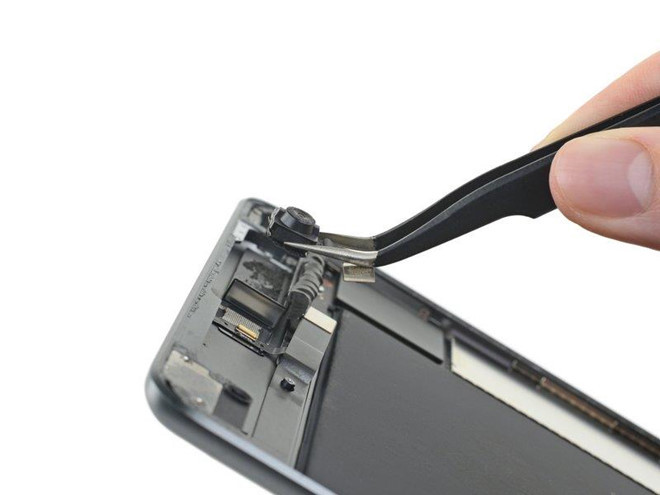 iFixit cho rằng cụm camera trước giống hệt camera trên iPad Pro 10.5, là một nâng cấp đáng kể so với camera 1,2 MP trên iPad mini 4 dù kích thước vẫn như cũ.