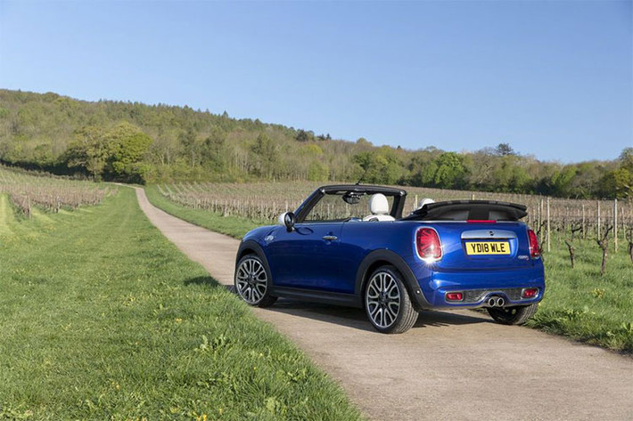 Ngoài ra, phiên bản đặc biệt MINI Convertible 25th Anniversary mới này còn sở hữu mui bạt với họa tiết hình cờ Vương quốc Anh Union Jack và mâm đúc 18 inch 2 tông màu.