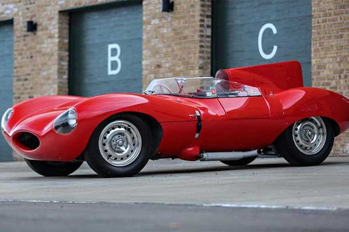 Mẫu xe cổ Jaguar D-Type là một trong những chiếc xe đẹp nhất từng được sản xuất trước đây của hãng xe Anh quốc. Sắp tới đây tại phiên đấu giá Scottsdale, một chiếc D-Type màu đỏ đời 1955 sẽ được đem ra đấu giá.
