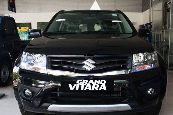 Mẫu xe Grand Vitara được bán theo hình thức nhập khẩu nguyên chiếc từ Nhật Bản và được phân phối bởi Suzuki Việt Nam. Những năm gần đây, tình hình kinh doanh của Grand Vitara tại Việt Nam khá ảm đạm. Nếu như trong năm 2005, Grand Vitara bán được nhiều nhất với tổng cộng 694 chiếc thì đến nay khách hàng cũng đã dần lạnh nhạt với mẫu xe này.