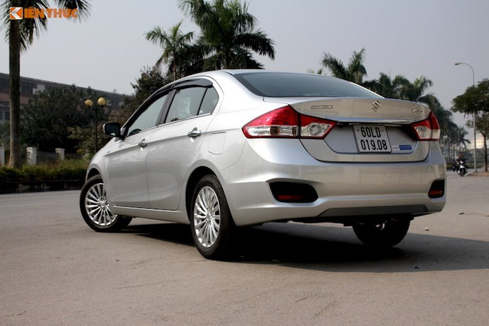 Bên cạnh đó, mạng lưới đại lý Suzuki tại Việt Nam vẫn còn khá ít, với chỉ khoảng 25 đại lý trên cả nước. Đặc biệt, khu vực miền Trung mới chỉ có 2 đại lý ở Vinh và Quảng Trị. Cộng với thương hiệu chưa "nổi" ở mảng xe du lịch, sự "bành trướng" của một số đối thủ lâu năm trong phân khúc và tâm lý "sợ không có đồ thay" của khách hàng, con đường chinh phục người tiêu dùng Việt của Suzuki vẫn còn khá "chông gai".