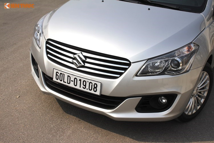 "Thất bại" bước đầu của Suzuki Ciaz tại Việt Nam có thể được lý giải bởi 2 lý do. Thứ nhất, hãng vẫn còn chưa tập trung đẩy mạnh việc quảng bá Ciaz đi đúng hướng - khi đa số khách hàng tiềm năng rất ít có cơ hội tiếp cận mẫu xe này. Có thể thấy Ciaz hoàn toàn không có các chiến dịch quảng cáo, lái thử xe được công bố rộng rãi.