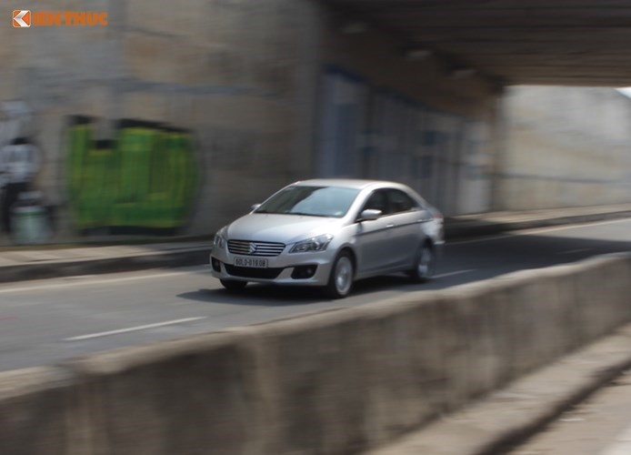 Hiện tại, Suzuki Việt Nam đang đưa ra mức giá niêm yết cho Ciaz là 580 triệu đồng. Với mức giá này, Ciaz rẻ hơn một chút so với Toyota Vios phiên bản E CVT (588 triệu đồng) và Honda City số tự động (583 triệu đồng), đồng thời có các tiện nghi rất hấp dẫn hơn nhưng vẫn chưa thực sự là "một bạn thân lâu năm" của người tiêu dùng Việt.