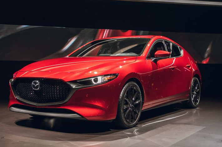 Tại Malaysia, mẫu xe Mazda3 2019 mới được nhập khẩu nguyên chiếc và bán trong ba phiên bản, trong đó chỉ có bản cơ sở và bản cao cấp nhất là có cả trong kiểu dáng hatchback và sedan, phiên bản tầm trung chỉ có trong hình thức sedan.
