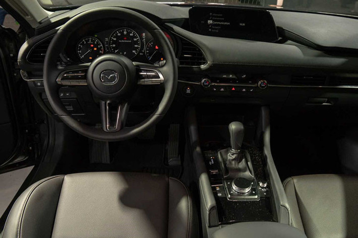 Khoang nội thất của Mazda3 thế hệ mới được thiết kế khá sang trọng. Toàn bộ nội thất được bọc da và sơn độc quyền của Polymetal. Màn hình cảm ứng trung tâm 8,8 inch đứng cao hơn táp lô, số lượng nút bấm điều khiển cũng ít hơn bản hiện hành đang bán ra tại Việt Nam.