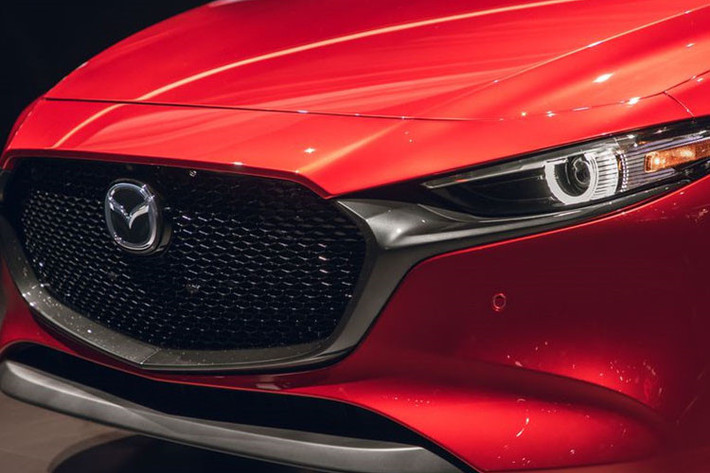 Mazda3 2019 cũng to lớn hơn thế hệ cũ khi sở hữu kích thước lớn hơn rõ rệt. Xe có chiều dài 4.662 mm (tăng 82 mm), rộng 1.797 mm (tăng 2 mm), cao 1.445 mm (tăng 5 mm) và chiều dài cơ sở 2.725 mm (tăng 25 mm). Thiết kế đầu xe gây chú ý với lưới tản nhiệt họa tiết kim cương giống với hai mẫu xe Mazda CX-5, Mazda6 phiên bản mới.