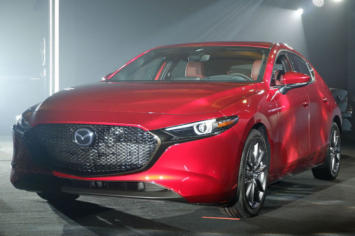 Với phiên bản hàng đầu, Mazda 3 2.0 High Plus, có sẵn với cả kiểu dáng sedan và hatchback, xe có giá từ 160.059 RM (khoảng 896 triệu đồng). Các giá bán vừa liệt kê của Mazda 3 2019 tại Malaysia đều đã bao gồm bảo hành 5 năm / 100.000 km, gói bảo trì miễn phí 5 năm/100.000 km, cũng như lựa chọn cửa kính riêng tư SkyTint. Dự định mẫu xe này sẽ về Việt Nam cuối năm nay.