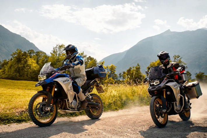Về mặt công nghệ hỗ trợ điện tử, nhờ sử dụng ga điện tử mà BMW F850GS có 2 chế độ chạy là Rain và Road. Hai chế độ trên sẽ bao gồm thêm các chế độ chạy Pro gồm Dynamic, Enduro và Enduro Pro. Các công nghệ hỗ trợ khác bao gồm hệ thống chống bó cứng phanh ABS, hệ thống cân bằng tự động ASC, hệ thống treo điện tử Dynamic ESA, hệ thống kiểm soát lực kéo Dynamic DTC và hệ thống khóa thông minh.