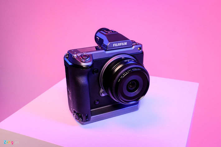 Giá máy ảnh Fujifilm GFX100 được bán chính hãng 255 triệu đồng. Trong phân khúc máy ảnh medium format tại Việt Nam hiện nay, cái tên có thể so với GFX100 là Hasselblad X1D II 50C. Model từ Hasselblad có giá 146 triệu đồng. Bù lại, độ phân giải của X1D II 50C chỉ 50 MP. Một sự lựa chọn khác cũng đến từ Fujifilm là model GFX 50S với giá 103 triệu đồng.