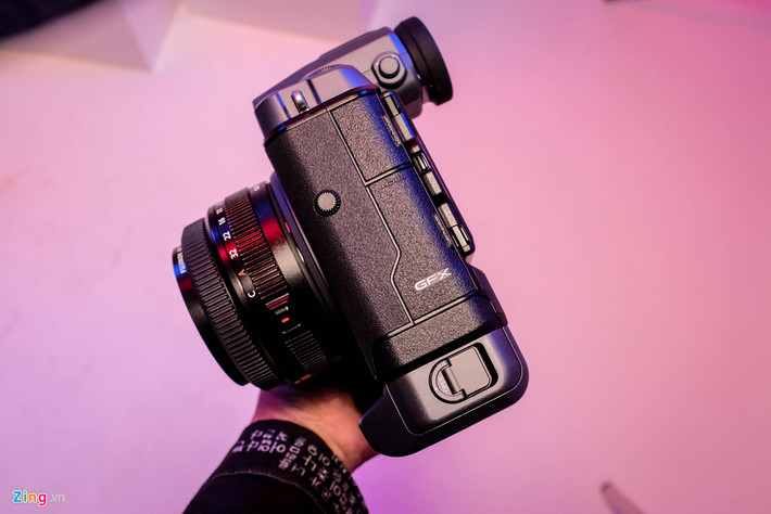 Dù có kích thước cảm biến lớn nhưng máy ảnh Fujifilm GFX100 không quá đồ sộ so với các sản phẩm cùng phân khúc. Máy có khối lượng 1,4 kg khi lắp đầy đủ pin và ống ngắm EVF, mức chấp nhận được với định dạng cảm biến lớn. Tay cầm được thiết kế công thái học cho cảm giác cầm đầm chắc.