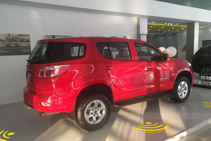Cộng thêm mức ưu đãi tiền mặt, giá xe Chevrolet Trailbazer 2018 bản mới này có giá chỉ 995 triệu đồng. Đối thủ Toyota Fortuner có giá từ 1,026 tỷ đến 1,354 tỷ đồng - đáng chú ý mẫu xe này hiện đang rất "khan hàng".