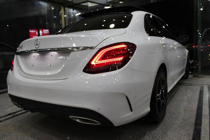 Mẫu sedan Mercedes-Benz C200 Exclusive mới là bản thay thế, rẻ hơn tới 20 triệu đồng so với C250 Exclusive. Hiện tại, nhiều đại lý Mercedes chính hãng Việt Nam đã thông báo sẽ có xe vào cuối tháng 2/2019, khách hàng sẽ được bàn giao xe bắt đầu từ tháng 3 tới đây.