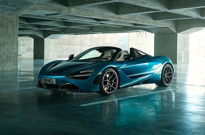 Siêu xe McLaren 720S Spider đã chính thức ra mắt tại sự kiện McLaren Winter Ball được tổ chức thường niên của thương hiệu siêu xe Anh quốc. Phiên bản spider chỉ nặng hơn bản coupe 49 kg, trọng lượng khô 1.332 kg, nhẹ hơn 88 kg so với "đối thủ" Ferrari 488 Spider.