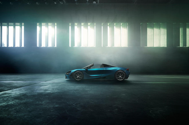 Nét thiết kế mới trên 720S Spider so với người tiền nhiệm là trụ chống phía sau trong suốt giúp cải thiện tầm nhìn ở sau xe và tăng lượng ánh sáng đi vào khoang lái. Nội thất của 720S Spider không có gì thay đổi so với bản coupe, xe vẫn trang bị 3 chế độ lái gồm Comfort, Sport và Track.