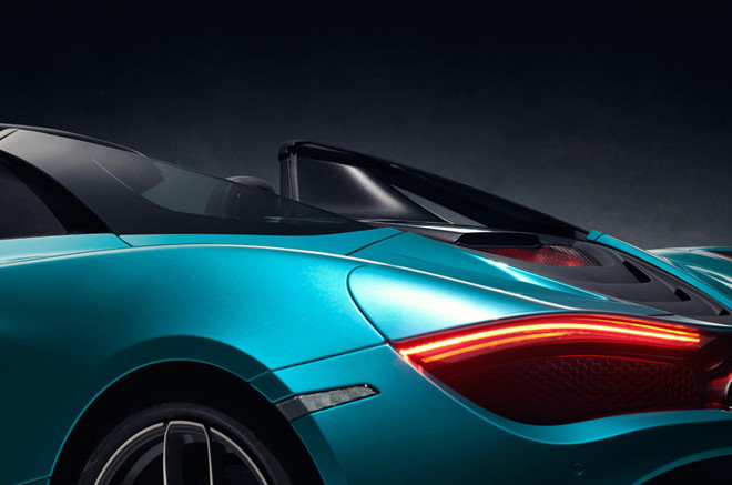 Siêu xe mui trần McLaren mới nhất này cũng được trang bị khối động cơ V8 tăng áp kép, dung tích 4.0L, sản sinh công suất 710 mã lực tương tự bản coupe. Mặc dù tăng thêm trọng lượng, 720S Spider vẫn có cùng khả năng tăng tốc 0-100 km/h trong 2,9 giây tương tự bản coupe.