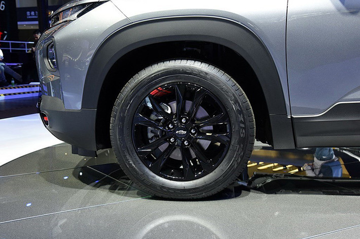 Bên sườn, Chevrolet Trailblazer 2019 được trang bị đường cắt nổi bật trên cửa và dốc dần xuống chắn bùn sau. Ngoài ra, chiếc Chevrolet Trailblazer 2019 trong triển lãm Ô tô Thượng Hải năm nay còn thuộc bản Redline cao cấp nên đi kèm bộ vành hợp kim 17 inch với điểm nhấn màu đỏ, tương tự trên vỏ gương ngoại thất.