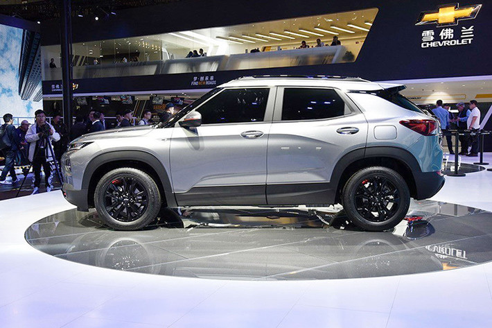 Chevrolet Trailblazer 2019 chính là phiên bản thương mại của mẫu concept FNR-CarryAll đã từng lần đầu tiên trình làng vào tháng 11 năm ngoái. Xe sở hữu chiều dài 4.411 mm, rộng 1.808 mm, cao 1.633 mm và chiều dài cơ sở 2.640 mm. Trong khi đó, Chevrolet FNR-CarryAll Concept có chiều dài 5.000 mm và chiều dài cơ sở lên đến 2.867 mm.