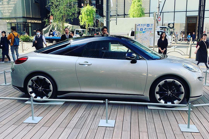 Trên thực tế, đây không phải là lần đầu tiên chiếc Toyota La Coupe này được trưng bày. Vào hồi tháng 10 năm ngoái, chiếc coupe tương tự đã xuất hiện ở tòa nhà Ginza Sony Park tại thủ đô Tokyo, Nhật Bản.