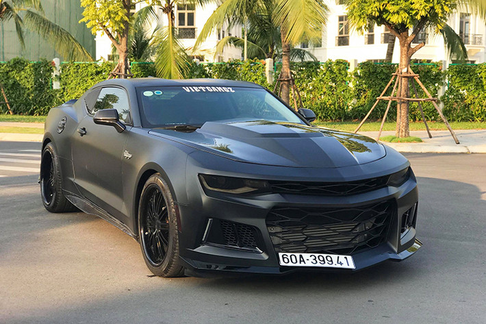 Theo chủ nhân của chiếc xe, khi về nguyên bản tại Việt Nam giá xe Chevrolet Camaro 2017 này khoảng 2,3 tỷ đồng (chủ nhân cũ tại Biên Hoà - Đồng Nai) sau khi ra biển. Thêm gói bodytkit cùng một số chi tiết "hàng thử" độ lên, nó sẽ có mức giá tổng thể khoảng hơn 2,7 tỷ đồng.