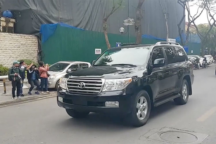 Chúng có khả năng chống đạn và chống mìn, bảo vệ trước các vụ nổ ở cả gầm xe lẫn bên hông khiến hành khách có thể an tâm trước các cuộc tấn công bằng mìn, lựu đạn hay súng cỡ lớn. Bên cạnh đó, xe có thể được trang bị thùng nhiên liệu tự vá khi bị trúng đạn đồng thời bộ lốp có thể chạy tốt ngay cả khi bị bắn thủng.