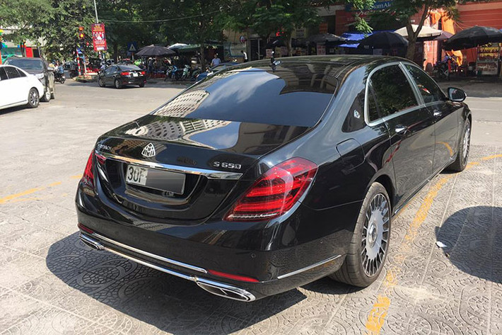 Biến thể đầu bảng của Mercedes-Maybach sở hữu kích thước dài x rộng x cao lần lượt là 5.462 x 1.899 x 1.498 (mm), chiều dài trục cơ sở 3.365 mm. Ngoại thất của Maybach S650 2018 không khác biệt nhiều so với những biến thể thấp hơn. Đầu xe nổi bật với lưới tản nhiệt gồm 3 thanh kép nằm ngang hòa với 1 thanh dọc và những thanh mạ crôm ẩn bên dưới.