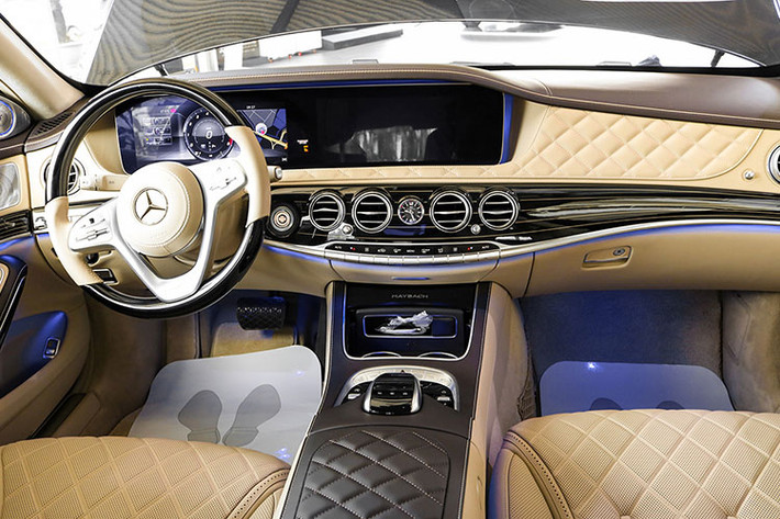 Nội thất của Mercedes-Maybach S650 2018 sẽ được ốp gỗ Designo màu nâu bóng hoặc đen bóng tương tự như loại gỗ dùng tạo ra đàn Piano. Các trang bị trên chiếc xe siêu sang cao cấp nhất của Mercedes-Maybach còn có màn hình màu TFT 12,3 inch, cửa sổ rộng với kính đổi màu Magic Sky Control và hệ thống kiểm soát Energizing Comfort Control bao gồm ghế massage cùng các loại nước hoa.