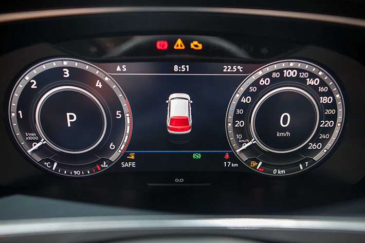 Các trang bị an toàn tiêu chuẩn của Tiguan Allspace 2018 mới bao gồm; hệ thống chống bó cứng phanh ABS, hỗ trợ lực phanh khẩn cấp BA, chống trược khi tăng tốc ASR, ổn định thân xe điện tử ESC, phanh đỗ chống trôi xe Auto-Hold, ECO start/stop tái tạo năng lượng phanh, hệ thống kết nối ghế an toàn cho trẻ em ISOFIX, cảnh báo suất lốp...