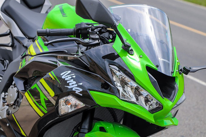 Về thiết kế, có thể thấy Kawasaki ZX-6R 2019 mang rất nhiều âm hưởng đến từ các đàn anh và không thua kém cạnh gì so với Kawasaki ZX-10R, một mẫu xe Sportbike 1000cc cũng rất hiếm người chơi tại Việt Nam.
