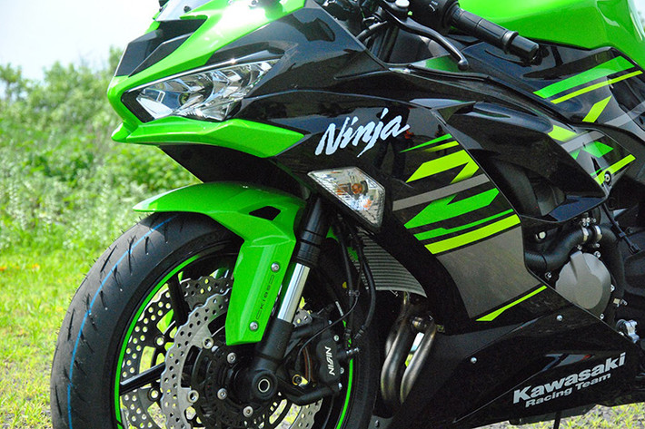 Mang DNA của những "người anh em" Ninja, xe sở hữu các đèn chiếu sáng và tín hiệu với thiết kế tương tự. Tuy nhiên trên Ninja ZX-6R mới này, đèn pha trước đã được Kawasaki nâng cấp lên công nghệ LED, trong khi quây gió 2 bên nhiều khe hơn và bình xăng 17 lít lớn, góc cạnh hơn.
